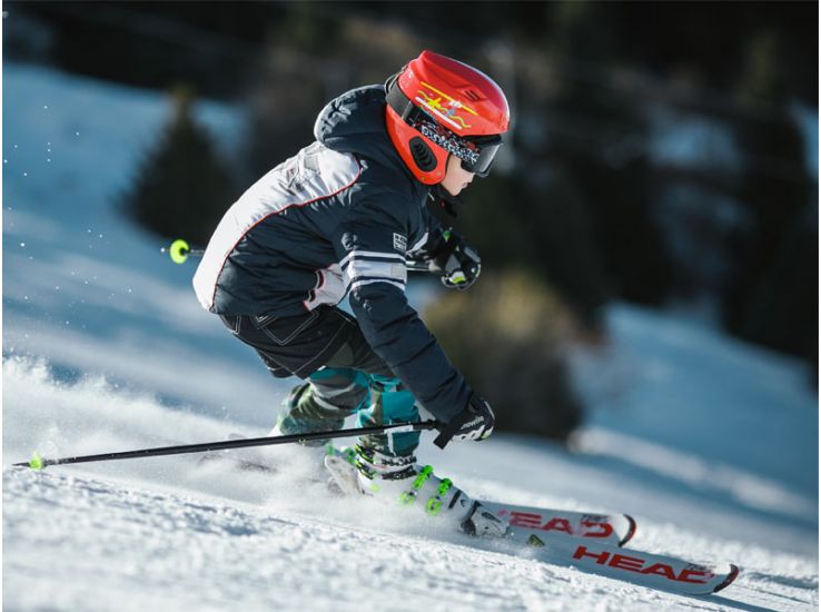 Schneller Skifahrer auf der Piste