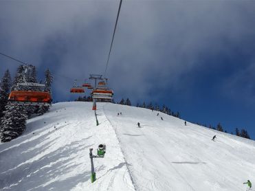 Sessellift über Piste