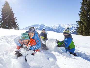 Familie im Schnee