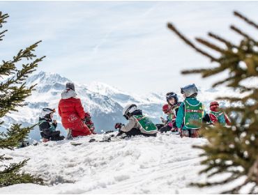Skidorf Perfekt für Skiurlaube mit der Familie; versteckt in den Wäldern-2