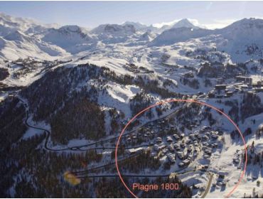 Skidorf Zentrale Lage in bewaldeter Umgebung im Skigebiet von La Plagne-3