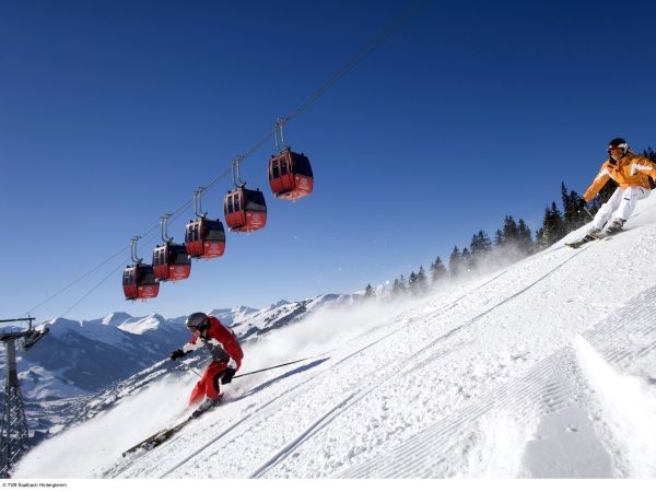 Skidorf Lebhaftes und mondänes Skidorf mit vielen Après-Ski Lokalen-1