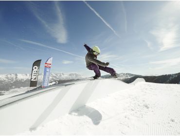 Skidorf Lebhaftes und mondänes Skidorf mit vielen Après-Ski Lokalen-10