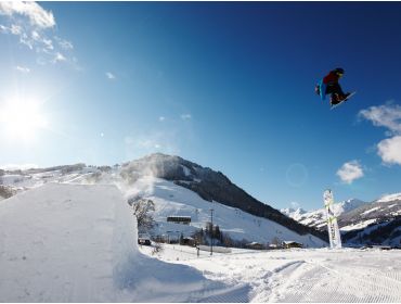 Skidorf Lebhaftes und mondänes Skidorf mit vielen Après-Ski Lokalen-7