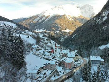 Skidorf Kleines Dorf am Beginn des Stanzertals-1