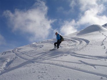 Skifahrer im Tiefschnee