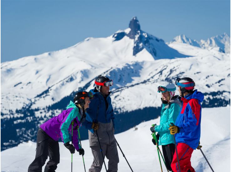 Skifahrer reden zusammen