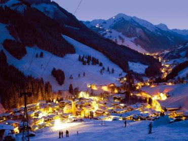 Authentisches Skidorf in der Nacht