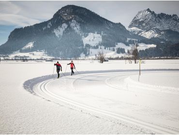 Skidorf Stimmungsvolles Skidorf in einem sonnigen Tal-5