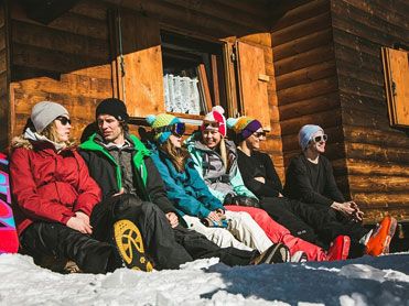 Skigruppe auf der Hütte