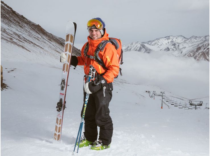 Skifahrer mit Skiern in der Hand