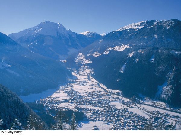 Skidorf Beliebter Skiort mit großem Skigebiet und lebhaftem Après-Ski-1