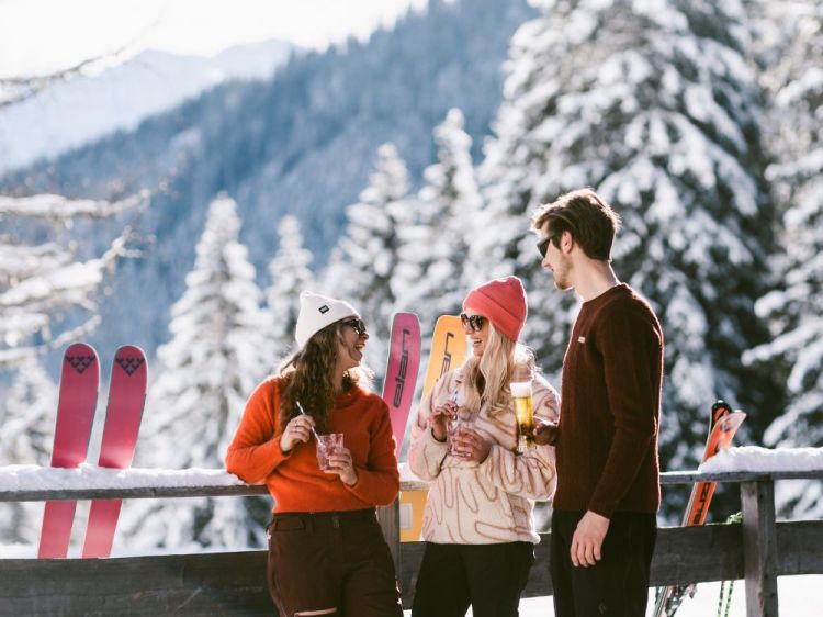 Leute trinken beim Après-Ski
