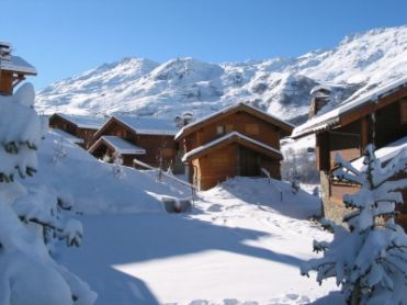 Piste entlang der Hütte